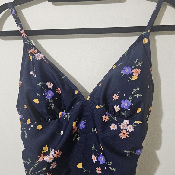 Cupshe Ditsy One Piece Swimsuit - Picture 6 of 9